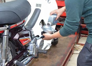 Hướng dẫn thay dầu động cơ xe máy tại nhà đơn giản dễ làm